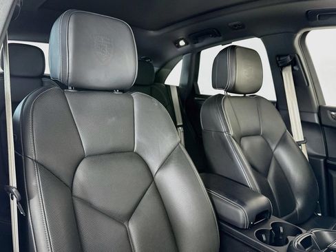 Certified 2024 Porsche Macan AWD/4WD image 18