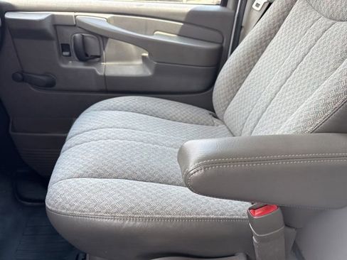 Used 2005 Chevrolet Express 3500 RWD image 16