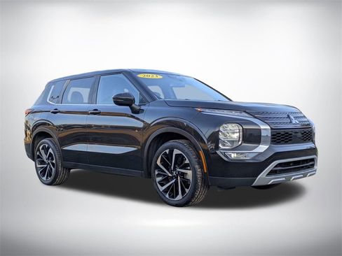 Used 2023 Mitsubishi Outlander SE image 2