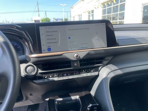 Used 2025 Toyota Crown XLE image 17