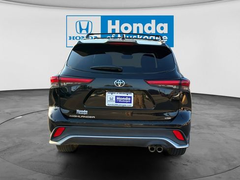 Used 2023 Toyota Highlander XSE FWD image 6