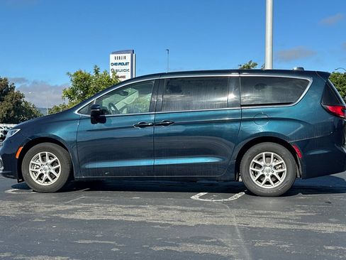 Used 2023 Chrysler Pacifica Touring-L FWD image 7