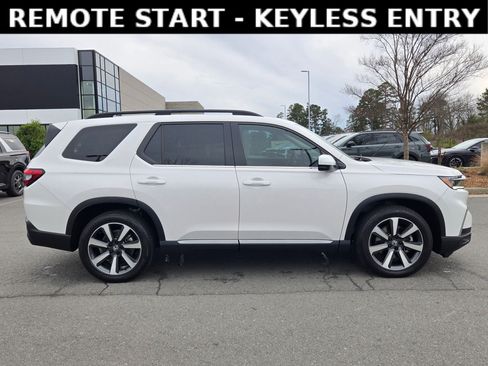 Used 2025 Honda Pilot Touring image 8