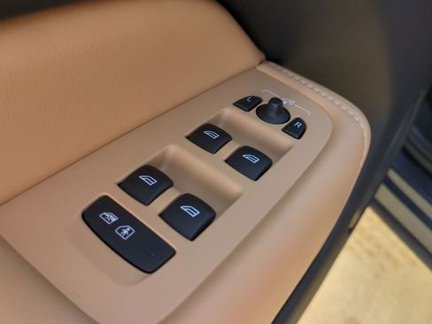 Used 2024 Volvo XC60 B5 Ultimate w/ Protection Package Premier image 12