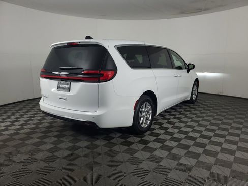 New 2026 Chrysler Pacifica Select image 4