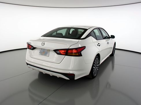 Used 2025 Nissan Altima 2.5 SV FWD image 9