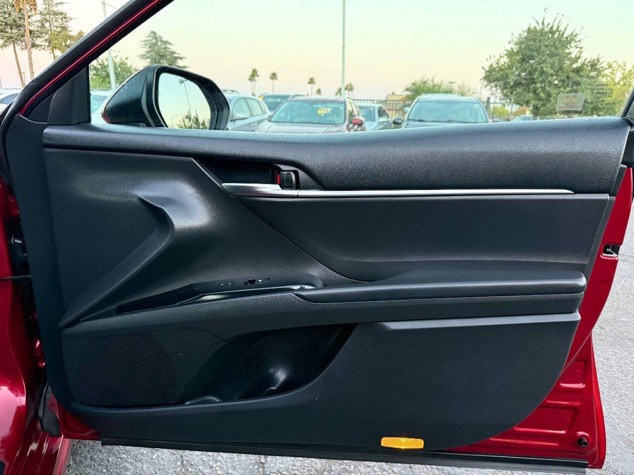 Used 2018 Toyota Camry SE FWD image 13