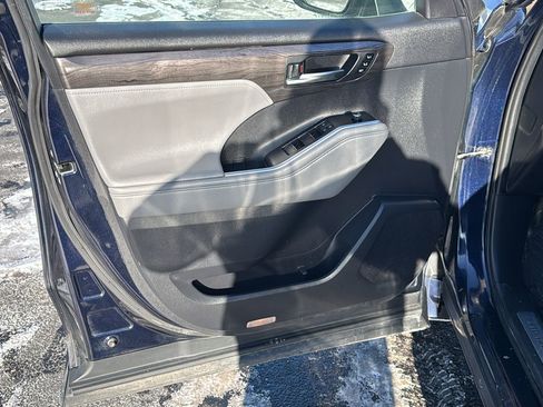 Used 2020 Toyota Highlander Limited image 10