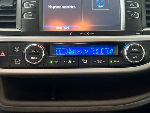 Used 2019 Toyota Highlander XLE FWD image 26