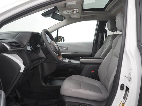 Used 2025 Toyota Sienna XLE w/ XLE Plus Package AWD/4WD image 23