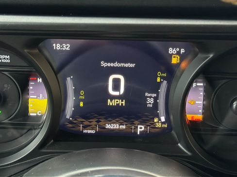 Used 2024 Jeep Wrangler Unlimited Sahara w/ Technology Group AWD/4WD image 17