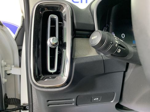 Used 2023 Volvo XC40 B5 Plus AWD/4WD image 16