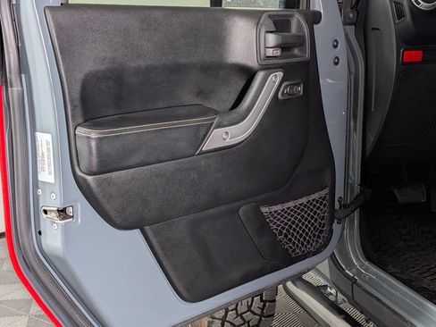 Used 2015 Jeep Wrangler Unlimited Rubicon AWD/4WD image 27