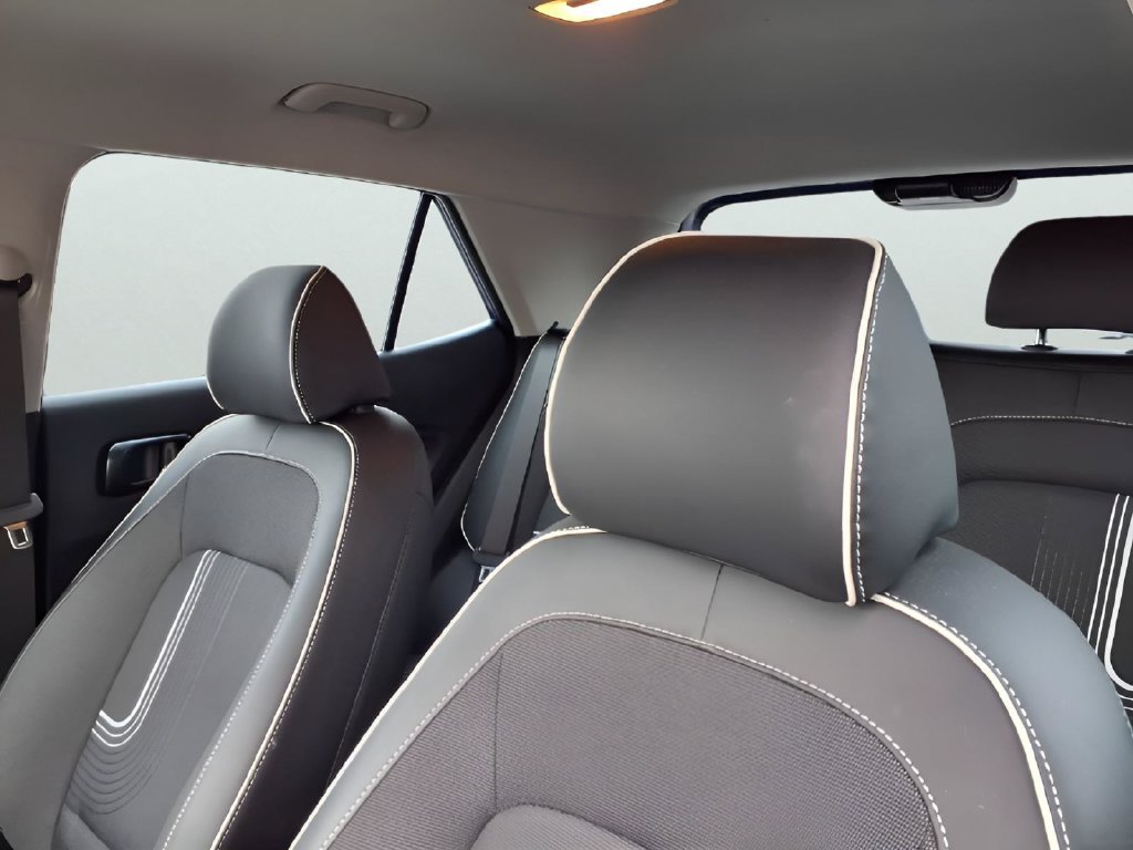 Used 2025 Hyundai Venue Limited FWD image 17