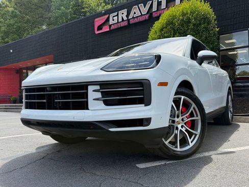 Used 2024 Porsche Cayenne S AWD/4WD image 2