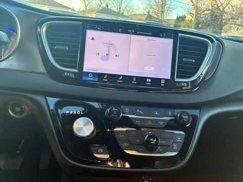 Used 2026 Chrysler Pacifica Select image 13