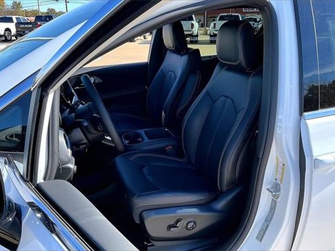 New 2026 Chrysler Pacifica Select image 12