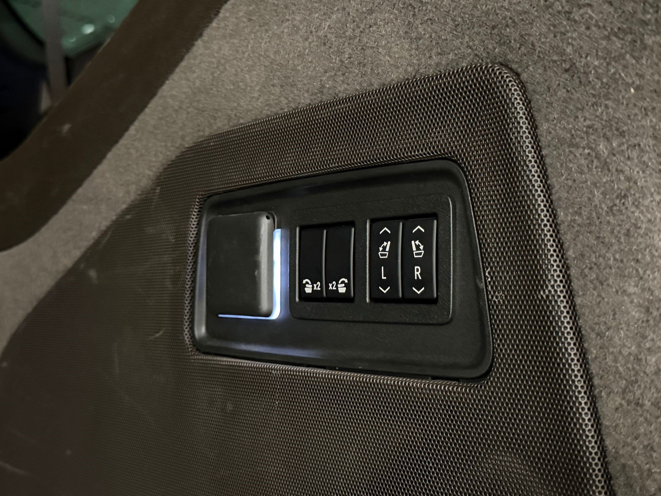 Used 2021 Cadillac Escalade ESV Premium Luxury w/ Driver Assist Tech Package AWD/4WD image 27