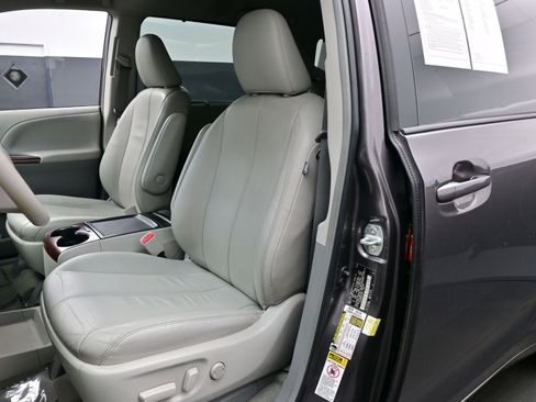 Used 2013 Toyota Sienna XLE image 12
