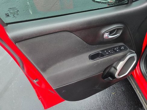 Used 2018 Jeep Renegade Latitude image 18