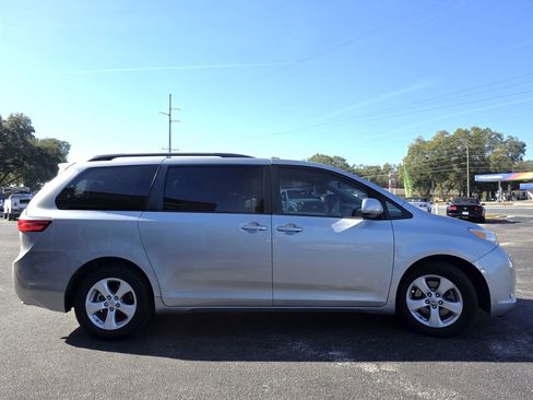 Used 2015 Toyota Sienna LE image 4