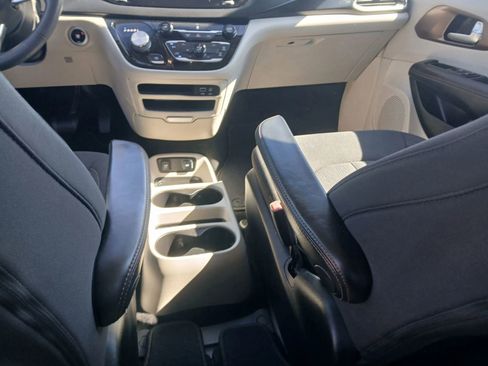 Used 2017 Chrysler Pacifica Touring image 29