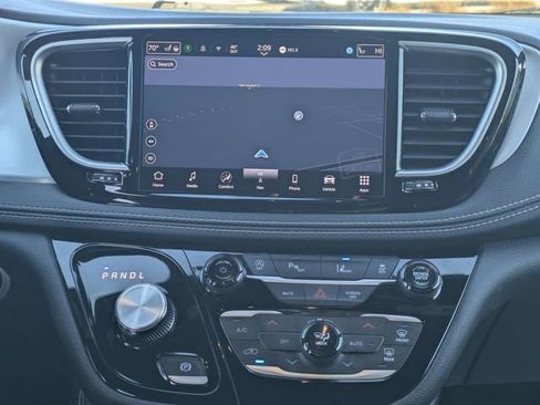 Used 2025 Chrysler Pacifica Limited image 18