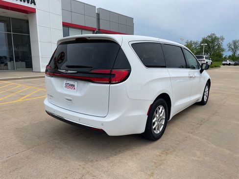 Used 2024 Chrysler Pacifica Touring-L FWD image 5