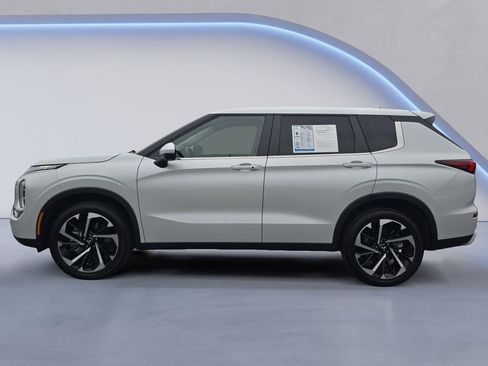 Used 2024 Mitsubishi Outlander SE image 2