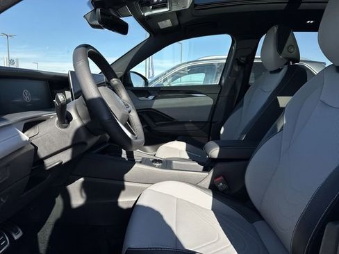 New 2026 Volkswagen Tiguan SE R-Line FWD image 11