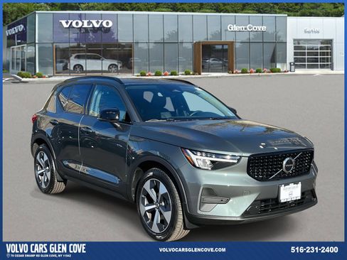 Used 2026 Volvo XC40 B5 Core w/ Climate Package image 1