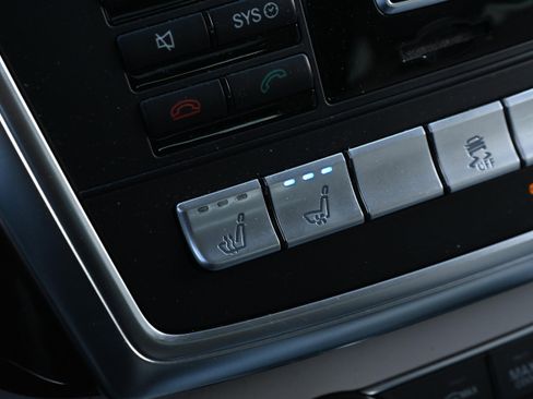 Used 2013 Mercedes-Benz GL 550 4MATIC image 32