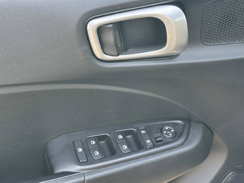 Used 2025 Hyundai Venue SEL FWD image 16