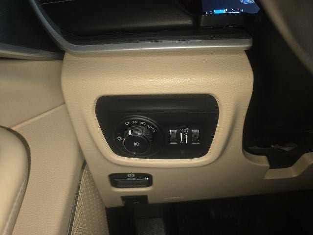 Used 2021 Jeep Grand Cherokee L Limited AWD/4WD image 31