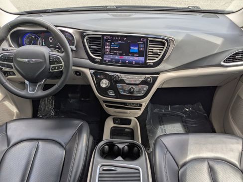 Used 2023 Chrysler Pacifica Touring-L image 14
