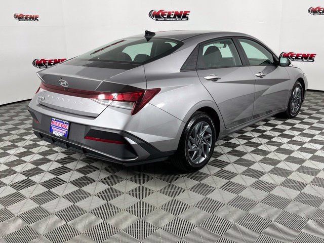 Used 2024 Hyundai Elantra SEL FWD image 3