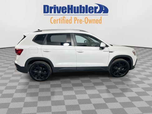 Used 2022 Volkswagen Taos SE w/ Panoramic Sunroof Package image 9