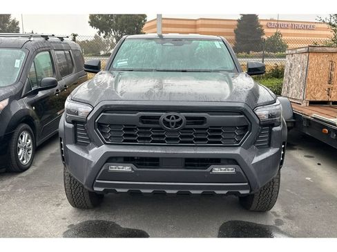 Used 2026 Toyota Tacoma TRD Off-Road w/ TRD Off Road Upgrade Package AWD/4WD image 3