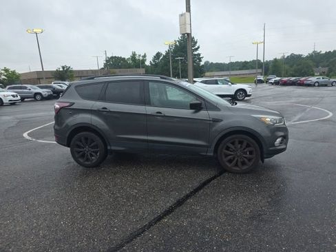 Used 2017 Ford Escape SE w/ Equipment Group 201A FWD image 2