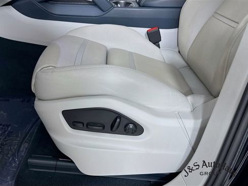 Used 2023 Porsche Cayenne Platinum Edition w/ Premium Package Plus image 26