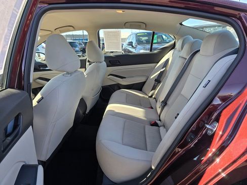 Used 2024 Nissan Altima 2.5 SV image 16