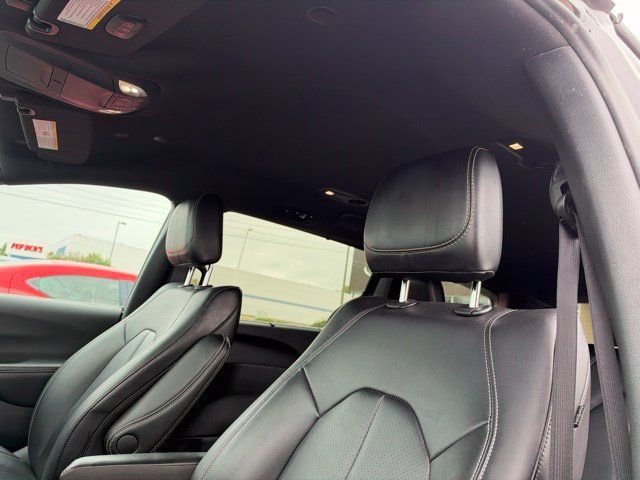 Used 2025 Chrysler Pacifica Select FWD image 18