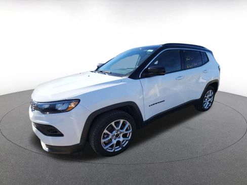 Used 2025 Jeep Compass Limited image 3
