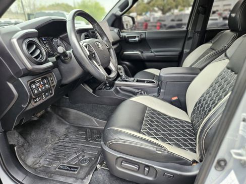 Used 2021 Toyota Tacoma TRD Sport w/ Technology Package image 19