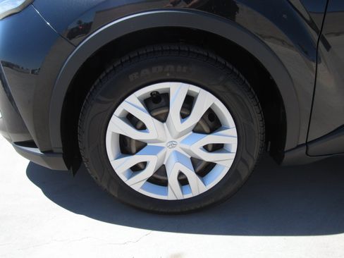 Used 2021 Toyota C-HR LE FWD image 4