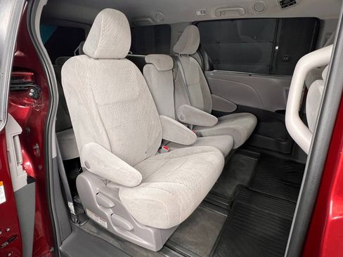 Used 2019 Toyota Sienna LE image 10
