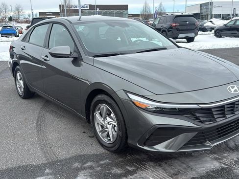 Used 2025 Hyundai Elantra SE image 1