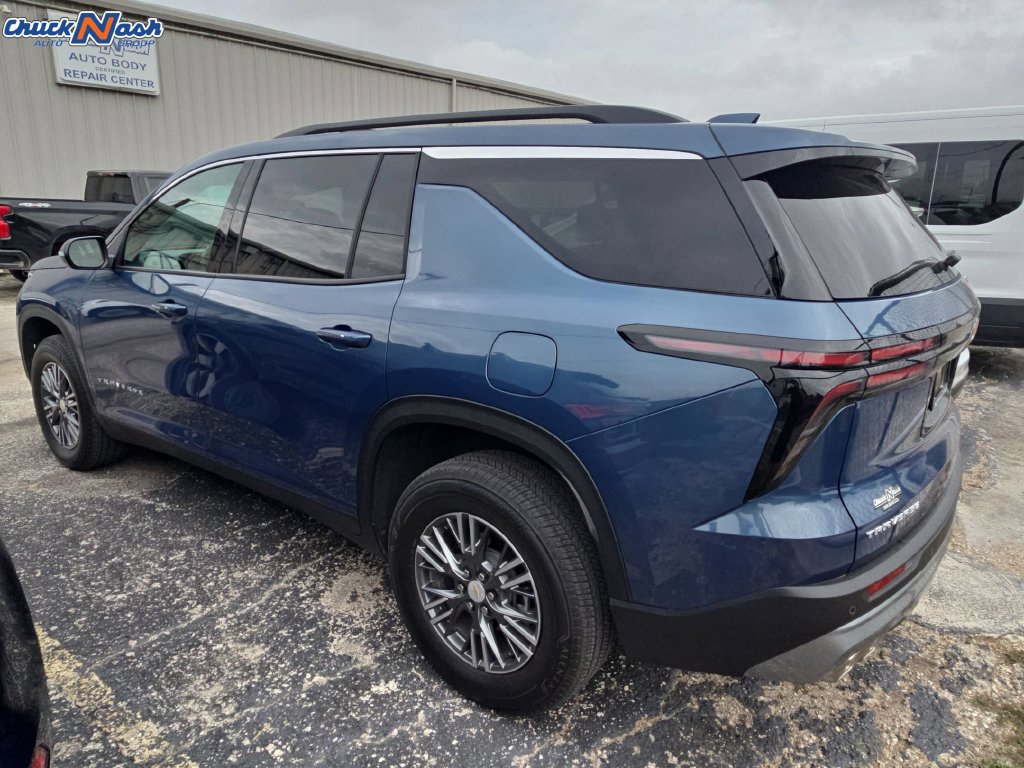 Used 2026 Chevrolet Traverse LT FWD image 4