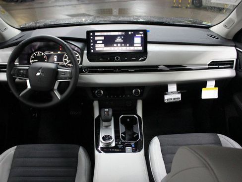 New 2025 Mitsubishi Outlander SE image 20