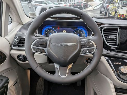 Used 2022 Chrysler Pacifica Limited w/ Uconnect Theater Family Group image 17